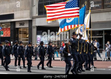 11 novembre 2021 Veterans Day Parade sulla Fifth Avenue a New York City, USA Foto Stock