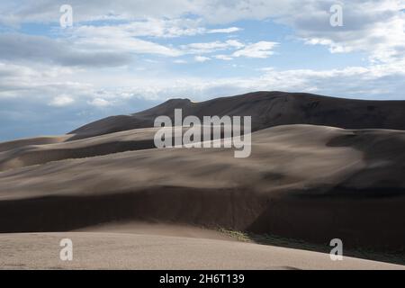 Nuvole sulle dune di sabbia in bella giornata estiva Foto Stock