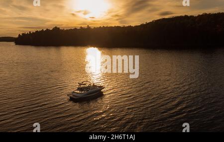 Vista aerea della barca su un lago in Ontario, Canada al tramonto. Foto Stock