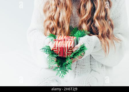 Scatola regalo Natale o Capodanno nelle mani di una donna bionda. Foto Stock