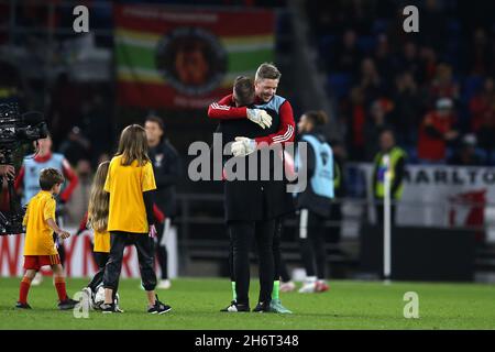 Cardiff, Regno Unito. 16 novembre 2021. Joe Ledley, il calciatore gallese sul campo con i suoi figli e il portiere del Galles Wayne Hennessey a metà tempo dopo aver annunciato che si stava ritirando dal calcio. Qualificatore della Coppa del mondo FIFA, gruppo e, Galles / Belgio allo stadio di Cardiff, nel Galles del Sud, martedì 16 novembre 2021. Solo per uso editoriale. pic by Andrew Orchard/Andrew Orchard SPORTS photography/Alamy Live News Credit: Andrew Orchard SPORTS photography/Alamy Live News Foto Stock