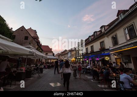 Foto di Tkalciceva ulica a Zagabria, Croazia, in estate di notte. Tkalciceva Street è una strada nel centro di Zagabria, Croazia. Che si estende da t Foto Stock