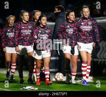 Borehamwood, Regno Unito. 17 novembre 2021. BOREHAMWOOD, INGHILTERRA - NOVEMBRE 17 : Halle Houssein of Arsenal (Left) durante Women's Champion League Group C tra Arsenal Women and HB Køge Women at Meadow Park il 17 Novembre 2021 a Borehamwood, Inghilterra Credit: Action Foto Sport/Alamy Live News Foto Stock