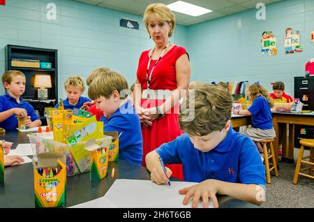 Un insegnante guarda i secondi gradatori completare un incarico in classe, 21 agosto 2012, a Columbus, Mississippi. Foto Stock