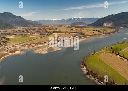 Fraser River Valley con terreni agricoli e la strada Dyke presa durante la primavera. Foto Stock