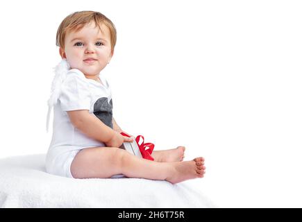 Baby angel con un regalo su un coprifuoco bianco isolato su sfondo bianco Foto Stock