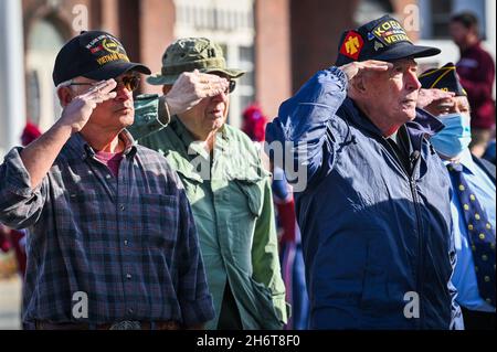 I veterani DELLE forze armate STATUNITENSI si riuniscono per osservare la Giornata dei Veterani (Armistice Day) a barre, VT, USA. Foto Stock