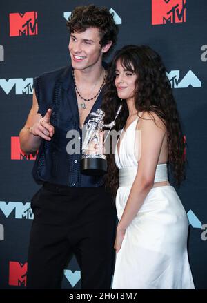 Newark, Stati Uniti. 17 novembre 2021. (FILE) Camila Cabello e Shawn Mendes Spalato dopo 2 anni di datazione. NEWARK, NEW JERSEY, USA - AGOSTO 26: La cantante Shawn Mendes e la ragazza/cantante Camila Cabello indossando un abito Balmain, scarpe Jimmy Choo, orecchini Amwaj e anelli Djula, vincitore della migliore collaborazione, Posa nella Sala Stampa durante i 2019 MTV Video Music Awards che si sono tenuti presso il Prudential Center il 26 agosto 2019 a Newark, New Jersey, Stati Uniti. (Foto di Xavier Collin/Image Press Agency/Sipa USA) Credit: Sipa USA/Alamy Live News Foto Stock