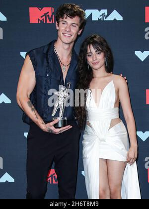 Newark, Stati Uniti. 17 novembre 2021. (FILE) Camila Cabello e Shawn Mendes Spalato dopo 2 anni di datazione. NEWARK, NEW JERSEY, USA - AGOSTO 26: La cantante Shawn Mendes e la ragazza/cantante Camila Cabello indossando un abito Balmain, scarpe Jimmy Choo, orecchini Amwaj e anelli Djula, vincitore della migliore collaborazione, Posa nella Sala Stampa durante i 2019 MTV Video Music Awards che si sono tenuti presso il Prudential Center il 26 agosto 2019 a Newark, New Jersey, Stati Uniti. (Foto di Xavier Collin/Image Press Agency/Sipa USA) Credit: Sipa USA/Alamy Live News Foto Stock