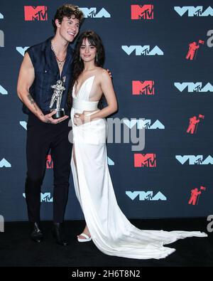 Newark, Stati Uniti. 17 novembre 2021. (FILE) Camila Cabello e Shawn Mendes Spalato dopo 2 anni di datazione. NEWARK, NEW JERSEY, USA - AGOSTO 26: La cantante Shawn Mendes e la ragazza/cantante Camila Cabello indossando un abito Balmain, scarpe Jimmy Choo, orecchini Amwaj e anelli Djula, vincitore della migliore collaborazione, Posa nella Sala Stampa durante i 2019 MTV Video Music Awards che si sono tenuti presso il Prudential Center il 26 agosto 2019 a Newark, New Jersey, Stati Uniti. (Foto di Xavier Collin/Image Press Agency/Sipa USA) Credit: Sipa USA/Alamy Live News Foto Stock