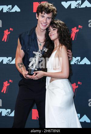 Newark, Stati Uniti. 17 novembre 2021. (FILE) Camila Cabello e Shawn Mendes Spalato dopo 2 anni di datazione. NEWARK, NEW JERSEY, USA - AGOSTO 26: La cantante Shawn Mendes e la ragazza/cantante Camila Cabello indossando un abito Balmain, scarpe Jimmy Choo, orecchini Amwaj e anelli Djula, vincitore della migliore collaborazione, Posa nella Sala Stampa durante i 2019 MTV Video Music Awards che si sono tenuti presso il Prudential Center il 26 agosto 2019 a Newark, New Jersey, Stati Uniti. (Foto di Xavier Collin/Image Press Agency/Sipa USA) Credit: Sipa USA/Alamy Live News Foto Stock