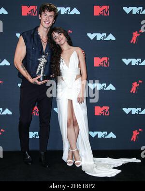 Newark, Stati Uniti. 17 novembre 2021. (FILE) Camila Cabello e Shawn Mendes Spalato dopo 2 anni di datazione. NEWARK, NEW JERSEY, USA - AGOSTO 26: La cantante Shawn Mendes e la ragazza/cantante Camila Cabello indossando un abito Balmain, scarpe Jimmy Choo, orecchini Amwaj e anelli Djula, vincitore della migliore collaborazione, Posa nella Sala Stampa durante i 2019 MTV Video Music Awards che si sono tenuti presso il Prudential Center il 26 agosto 2019 a Newark, New Jersey, Stati Uniti. (Foto di Xavier Collin/Image Press Agency/Sipa USA) Credit: Sipa USA/Alamy Live News Foto Stock