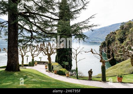 Vicolo lastricato di Villa Balbianello sullo sfondo del Lago di Como. Italia Foto Stock