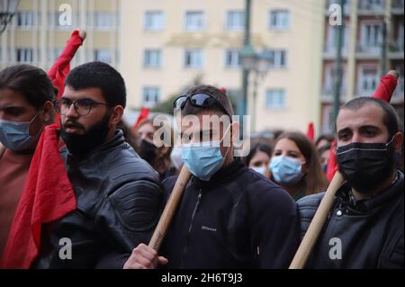 Atene, Grecia. 17 novembre 2021. Protesta ad Atene per il 43° anniversario dell'insurredire della Scuola Politecnica. (Foto di George Panagakis/Pacific Press) Credit: Pacific Press Media Production Corp./Alamy Live News Foto Stock