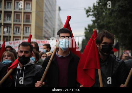 Atene, Grecia. 17 novembre 2021. Protesta ad Atene per il 43° anniversario dell'insurredire della Scuola Politecnica. (Foto di George Panagakis/Pacific Press) Credit: Pacific Press Media Production Corp./Alamy Live News Foto Stock