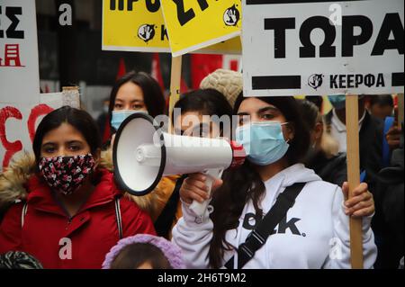 Atene, Grecia. 17 novembre 2021. Protesta ad Atene per il 43° anniversario dell'insurredire della Scuola Politecnica. (Foto di George Panagakis/Pacific Press) Credit: Pacific Press Media Production Corp./Alamy Live News Foto Stock