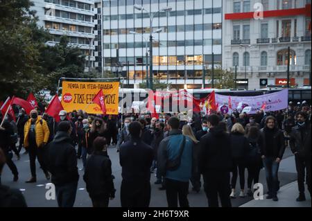 Atene, Attika, Grecia. 17 novembre 2021. Protesta ad Atene per il 43° anniversario dell'insurredire della Scuola Politecnica. (Credit Image: © George Panagakis/Pacific Press via ZUMA Press Wire) Foto Stock