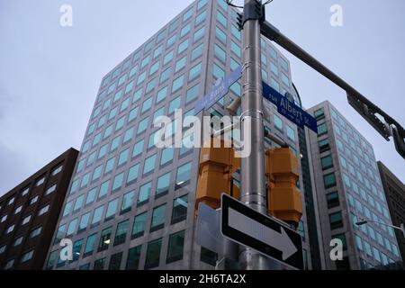 Ottawa, Ontario, Canada - 14 novembre 2021: Segnaletica stradale all'angolo tra Bank Street e Albert Street nel centro di Ottawa. Foto Stock