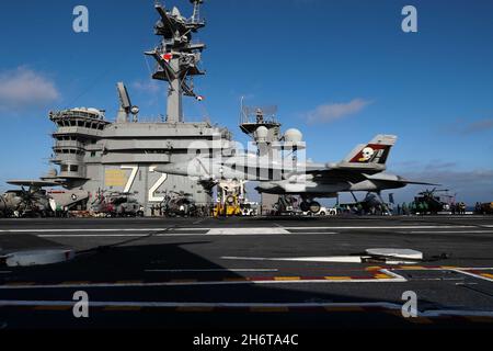 OCEANO PACIFICO (Nov. 7, 2021) un EA-18G Growler, assegnato ai 'Wizards' di Electronic Attack Squadron (VAQ) 133, atterra sul ponte di volo a bordo di USS Abraham Lincoln (CVN 72). USS Abraham Lincoln sta conducendo le operazioni di routine nella terza flotta degli Stati Uniti. (STATI UNITI Foto Navy di Mass Communication Specialist terza classe Louis Lea/Released) Foto Stock