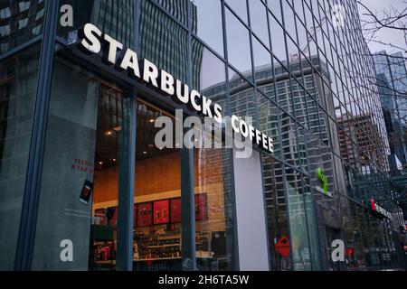 Ottawa, Ontario, Canada - 14 novembre 2021: Un caffè Starbucks nel centro di Ottawa, situato in Constitution Square su Albert Street. Foto Stock