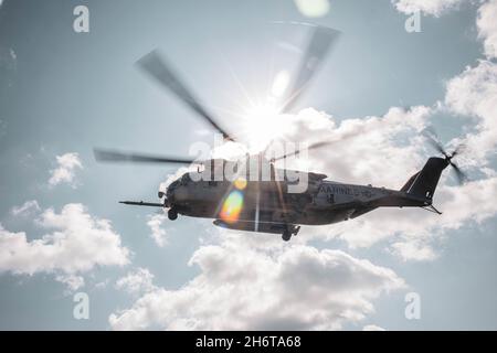 Un elicottero US Marine Corps CH-53E Super Stallion assegnato a Heavy Marine Helicopter Squadron 462, 1st Marine Aircraft Wing, (su dispiegamento a Okinawa come parte del programma di dispiegamento di unità) vola su una zona di atterraggio durante un esercizio sul campo al Jungle Warfare Training Center, Camp Gonsalves, Okinawa, Giappone, novembre 3, 2021. MWSS-172 ha tenuto questo esercizio al fine di dimostrare una prova di concetto per gli ascensori esterni, di sviluppare il concetto Expeditionary Advanced base Operations e di migliorare l’efficacia della lotta della società di ingegneria in un ambiente di guerra nella giungla. (STATI UNITI Corpo marino Foto Stock