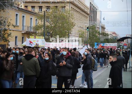 Atene, Attika, Grecia. 17 novembre 2021. Protesta ad Atene per il 43° anniversario dell'insurredire della Scuola Politecnica. (Credit Image: © George Panagakis/Pacific Press via ZUMA Press Wire) Foto Stock