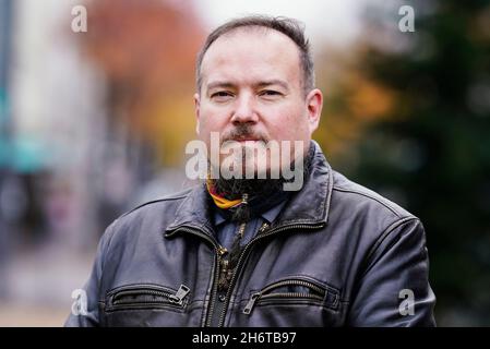 Karlsruhe, Germania. 17 novembre 2021. Peter Sommerhalter, responsabile prevenzione e comunicazione presso l'Alleanza contro il cyberbullismo, si trova nel centro della città. L'Alleanza contro il cyberbullismo ha intervistato circa 4000 adulti per un nuovo studio sul cyberbullismo tra adulti in Germania, Austria e Svizzera e presenta i risultati. Credit: Uwe Anspach/dpa/Alamy Live News Foto Stock