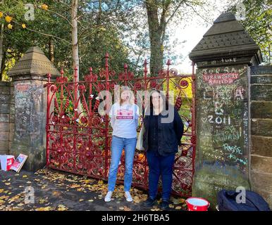 Liverpool, Regno Unito. 03 novembre 2021. Il docente Holly Tessler (r) e la sua studentessa Susan si trovano all'esterno del cancello d'ingresso del campo di Strawberry. Più di 50 anni dopo lo scioglimento dei Beatles, un nuovo corso di studio nella loro città natale di Liverpool rende omaggio all'immensa influenza del gruppo musicale di fama mondiale sulla cultura e la società. (To dpa: 'Corso di studio sui nuovi Beatles: 'Fab Four Changed culture') Credit: Benedikt von Imhoff/dpa/Alamy Live News Foto Stock