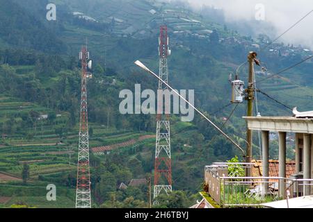 La stazione base ricetrasmittente ha raggiunto aree sottosviluppate, per aprire il segnale della rete di telecomunicazioni. Selo, Boyolali Central Java. Foto Stock