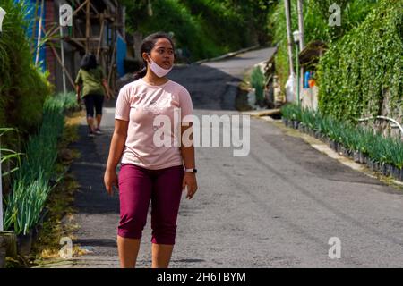 Attività escursionistiche nella zona dei sentieri escursionistici del Monte Merapi, dopo l'inizio di ridurre le restrizioni di attività a causa della pandemia COVID-19. Selo, Merapi Foto Stock