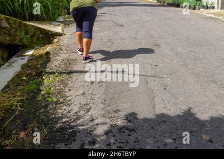 Attività escursionistiche nella zona dei sentieri escursionistici del Monte Merapi, dopo l'inizio di ridurre le restrizioni di attività a causa della pandemia COVID-19. Selo, Merapi Foto Stock