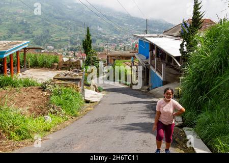 Attività escursionistiche nella zona dei sentieri escursionistici del Monte Merapi, dopo l'inizio di ridurre le restrizioni di attività a causa della pandemia COVID-19. Selo, Merapi Foto Stock