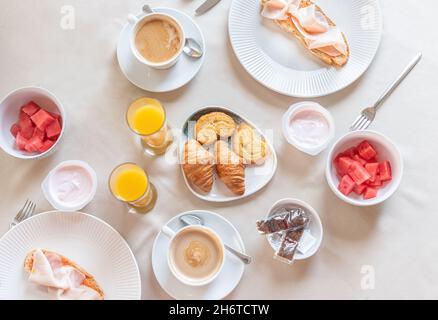 Vista dall'alto di una colazione completa al tavolo. Foto Stock