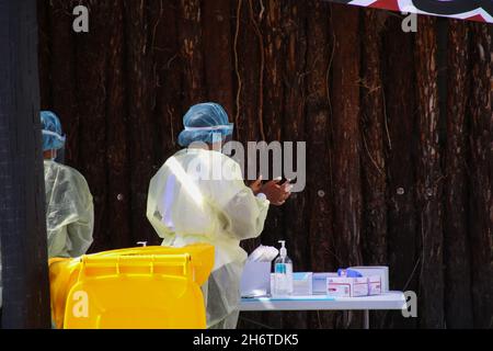 Un operatore sanitario sanitizza le sue mani alla stazione di test Covid-19 su Pages Rd Marae, Christchurch. Una persona che ha viaggiato ad Auckland per un Tangi (funerale Maori) aveva provato positivo per il convivio-19 dopo che sono diventato sintomatico al loro ritorno a Christchurch la domenica. La persona vive in una famiglia di sei persone nel sud-est di Christchurch, tre dei loro figli sono ora in una MIQ (isolamento gestito quarantena). Un'altra persona ha provato positivo in Christchurch oggi. Le stazioni di prova in due sedi a Christchurch erano occupate di persone che volevano essere testate. Foto Stock