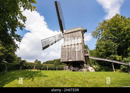 Bielefeld - Vista al Mulino a vento al Museo Farmhouse, che può essere ancora macinare il grano e dare ai visitatori un tour del mulino, Renania Settentrionale Vestfalia, GE Foto Stock