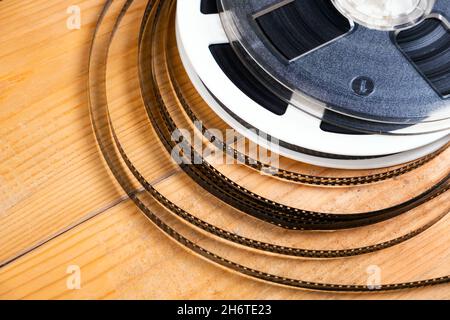 Vecchie pellicole Reels sul primo piano di legno di fondo Foto Stock