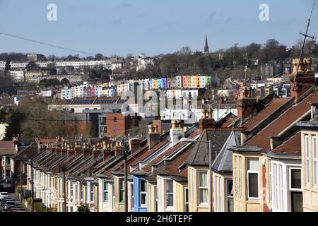 Paesaggio urbano di Bristol, Regno Unito, con case a schiera in stile edoardiano in primo piano e colorate terrazze arcobaleno georgiane e vittoriane di Clifton e Hotwells Foto Stock