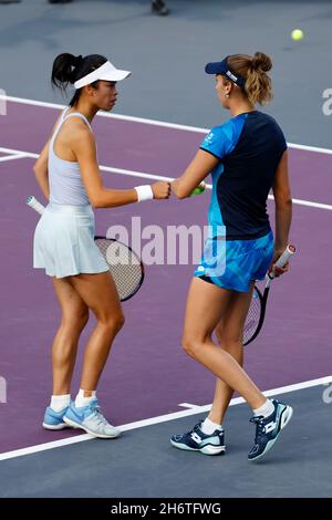 Guadalajara, Messico. 17 novembre 2021. Hsieh su-Wei (L) di Taipei cinese ed Elise Mertens del Belgio reagiscono durante la doppia finale femminile contro Katerina Siniakova e Barbora Krejcikova della Repubblica Ceca alle finali AKRON WTA di Guadalajara, Messico, il 17 novembre 2021. Credit: Jorge Reyes/Xinhua/Alamy Live News Foto Stock