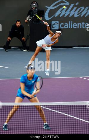 Guadalajara, Messico. 17 novembre 2021. Hsieh su-Wei (TOP) di Taipei cinese ed Elise Mertens del Belgio gareggiano durante la doppia finale femminile contro Katerina Siniakova e Barbora Krejcikova della Repubblica Ceca alle finali AKRON WTA di Guadalajara, Messico, il 17 novembre 2021. Credit: Jorge Reyes/Xinhua/Alamy Live News Foto Stock