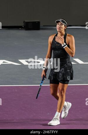 Guadalajara, Messico. 17 novembre 2021. La spagnola Garbine Muguruza reagisce dopo aver vinto la finale femminile tra la spagnola Garbine Muguruza e l'estone Anet Kontaveit alle finali AKRON WTA di Guadalajara, Messico, il 17 novembre 2021. Credit: Jorge Reyes/Xinhua/Alamy Live News Foto Stock