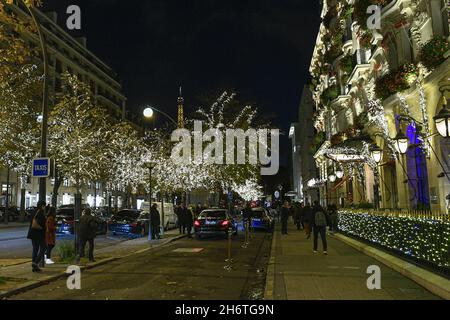 Le luci di Natale e le celebrazioni di fine anno di Avenue Montaigne a Parigi, Francia il 17 novembre 2021. Foto di Victor Joly/ABACAPRESS.COM Foto Stock