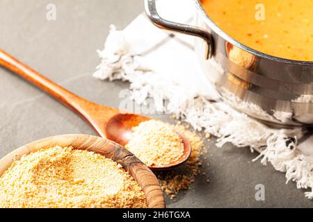 La zuppa di Tarhana è un piatto tradizionale turco preparato aggiungendo in acqua il composto fermentato in polvere di pomodori, peperoni, yogurt e farina. Un sano Foto Stock