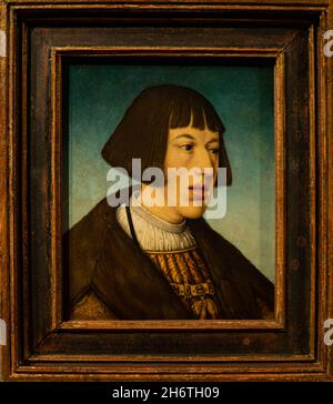 Vienna, Austria. 3 novembre 2021. Un imperatore romano Ferdinando i, circa 1521, fatto da Hans Maler, dal Museo Kunsthistorisches è visto durante la mostra dell'età di DÃ¼rer, in Austria alla porta del Rinascimento nel Museo Belvedere. (Credit Image: © Igor Golovniov/SOPA Images via ZUMA Press Wire) Foto Stock