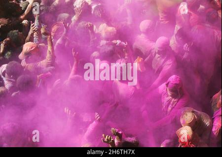 INDIA, UTAR-PRADESH, VRINDAVAN, BANKE BIHARI TEMPIO. HOLI, DENOMINATA FESTIVAL DEL COLORE, SI CELEBRA DURANTE LA LUNA PIENA DEL MESE DI PHALGUNA NELLA S Foto Stock