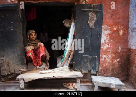 INDIA, UTTAR PRADESH, VARANASI, SPAZZATRICE NEL DISTRETTO DI CHOWK Foto Stock