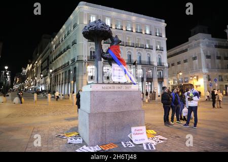 Madrid, Spagna. 15 novembre 2021. La statua dell'orso e l'albero di fragole vestito con la bandiera cubana durante un raduno contro le politiche di Foto Stock