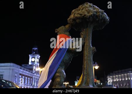 Madrid, Spagna. 15 novembre 2021. La statua dell'orso e l'albero di fragole vestito con la bandiera cubana durante un raduno contro le politiche di Foto Stock