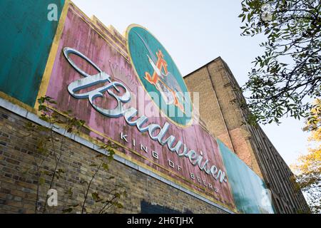 La segnaletica della Budweiser e della Stag Brewery presso l'ex Mortlake Brewery, Mortlake, Londra, Inghilterra, Regno Unito Foto Stock