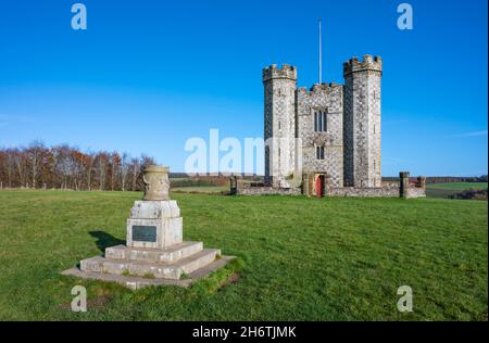 Monumento all'assedio del 1855 presentato dall'ammiraglio Lord Lyons a Henry Granville, Duca di Norfolk, & Hiorne Tower (follia) in Arundel Park, West Sussex, Regno Unito. Foto Stock