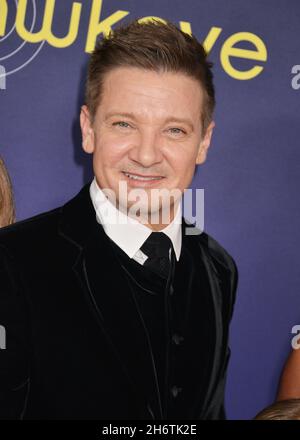 Los Angeles, Stati Uniti. 18 Nov 2021. Jeremy Renner 028 partecipa al Los Angeles Premiere of 'Hawkeye' di Marvel Studios al Teatro El Capitan il 17 novembre 2021 a Los Angeles, California. Credit: Tsuni/USA/Alamy Live News Foto Stock